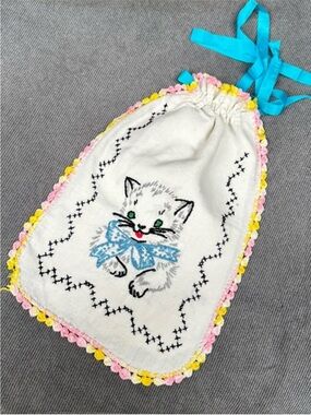 Vintage Embroidered Kitten Jabot Bib Collar Cottagecore Clowncore